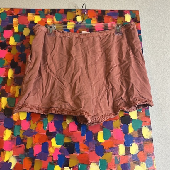 Peach colored shorts - Picture 2 of 2